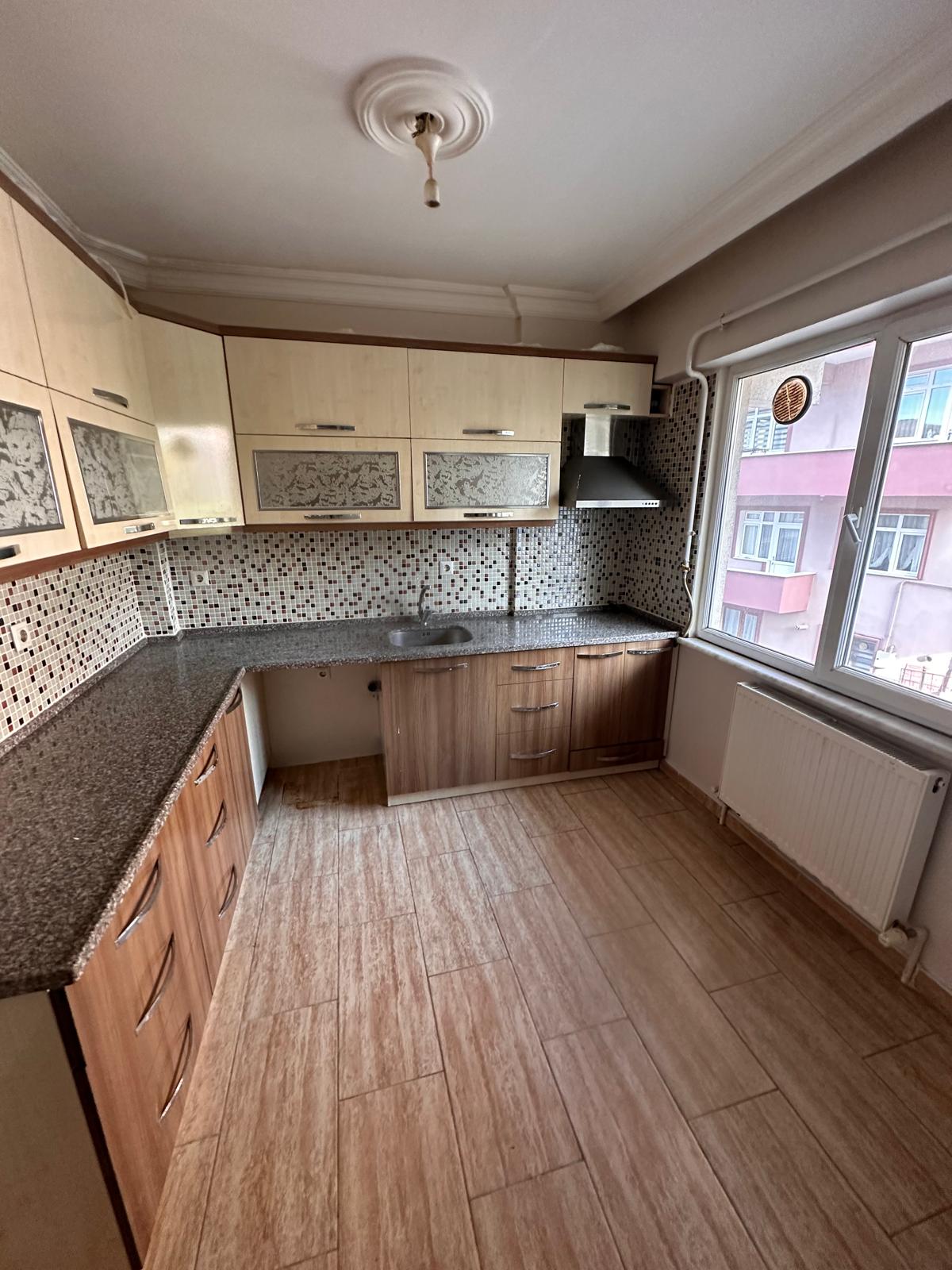 ÇARŞI EMLAK'TAN KADITARLASI MEVKİİ KİRALIK DAİRE